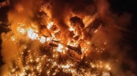 Kobaran api membakar gudang PT Iluva Gravure Industry di kawasan industri Cikopo, Kecamatan Bungursari, Kabupaten Purwakarta, Jawa Barat, Senin (17/8/2026) malam (foto: dokumentasi).
