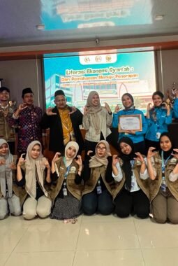 KKN UCA dan BCA Syariah Dorong Literasi Keuangan Syariah di Cibogo