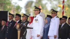 Bupati Tuban Aditya Halindra Faridzky memimpin upacara HUT ke-81 Kemerdekaan RI di Alun-Alun Tuban, Senin (17/8/2026) (foto: harianbhirawa).