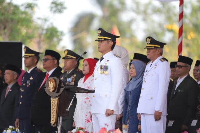 Bupati Tuban Aditya Halindra Faridzky memimpin upacara HUT ke-81 Kemerdekaan RI di Alun-Alun Tuban, Senin (17/8/2026) (foto: harianbhirawa).