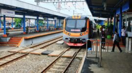 Ilustrasi perjalanan KRL Commuter Line lintas Duri-Tangerang. Perjalanan lintas tersebut mengalami gangguan setelah salah satu rangkaian tertemper sepeda motor, Kamis (20/8/2026). (Foto/ensroom.com)