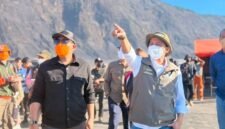 Menteri Kehutanan Raja Juli Antoni meninjau penanganan kebakaran hutan dan lahan di kawasan Gunung Bromo, Jawa Timur, pada Ahad, 9 Agustus 2026 (Foto: kehutanan.go.id).