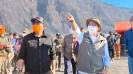 Menteri Kehutanan Raja Juli Antoni meninjau penanganan kebakaran hutan dan lahan di kawasan Gunung Bromo, Jawa Timur, pada Ahad, 9 Agustus 2026 (Foto: kehutanan.go.id).