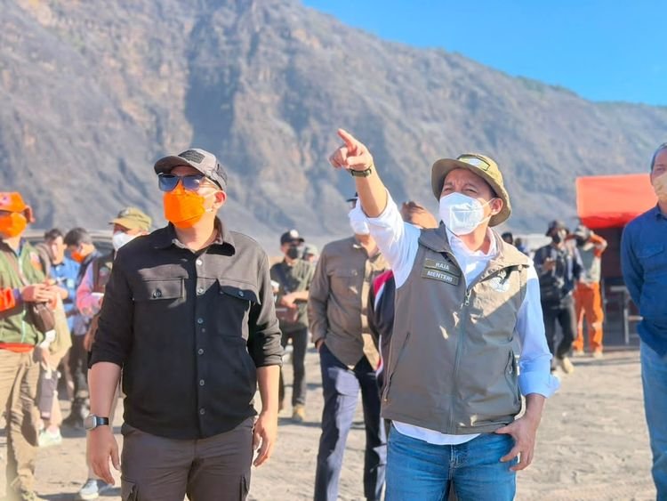 Menteri Kehutanan Raja Juli Antoni meninjau penanganan kebakaran hutan dan lahan di kawasan Gunung Bromo, Jawa Timur, pada Ahad, 9 Agustus 2026 (Foto: kehutanan.go.id).