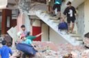 Warga dievakuasi dari bangunan Hotel Jayakarta yang runtuh akibat gempa bermagnitudo 7,7 di Labuan Bajo, Nusa Tenggara Timur, Indonesia, Sabtu (15/8/2026). (REUTERS/Stringer)