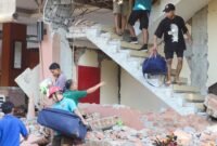 Warga dievakuasi dari bangunan Hotel Jayakarta yang runtuh akibat gempa bermagnitudo 7,7 di Labuan Bajo, Nusa Tenggara Timur, Indonesia, Sabtu (15/8/2026). (REUTERS/Stringer)