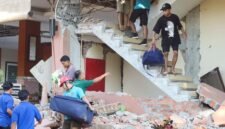 Warga dievakuasi dari bangunan Hotel Jayakarta yang runtuh akibat gempa bermagnitudo 7,7 di Labuan Bajo, Nusa Tenggara Timur, Indonesia, Sabtu (15/8/2026). (REUTERS/Stringer)
