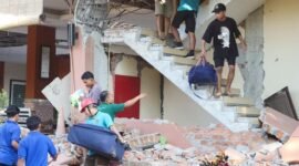 Warga dievakuasi dari bangunan Hotel Jayakarta yang runtuh akibat gempa bermagnitudo 7,7 di Labuan Bajo, Nusa Tenggara Timur, Indonesia, Sabtu (15/8/2026). (REUTERS/Stringer)