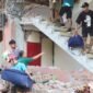 Warga dievakuasi dari bangunan Hotel Jayakarta yang runtuh akibat gempa bermagnitudo 7,7 di Labuan Bajo, Nusa Tenggara Timur, Indonesia, Sabtu (15/8/2026). (REUTERS/Stringer)