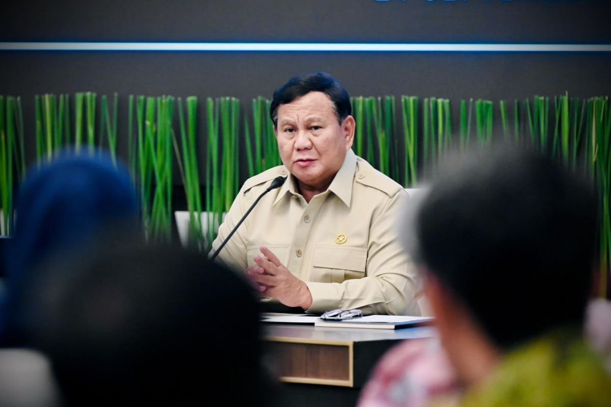 Presiden Prabowo Subianto dalam acara diskusi bersama sejumlah akademisi mengenai pengelolaan lahan gambut dan potensi kebakaran di Istana Merdeka, Jakarta, Kamis (24/9/2026). (Sekretariat Presiden)