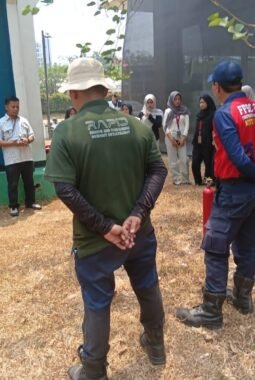 Kantor Notaris dan PPAT Anita Rohmah Gandeng Damkar dan Rapid Indonesia Edukasi Keselamatan Kebakaran