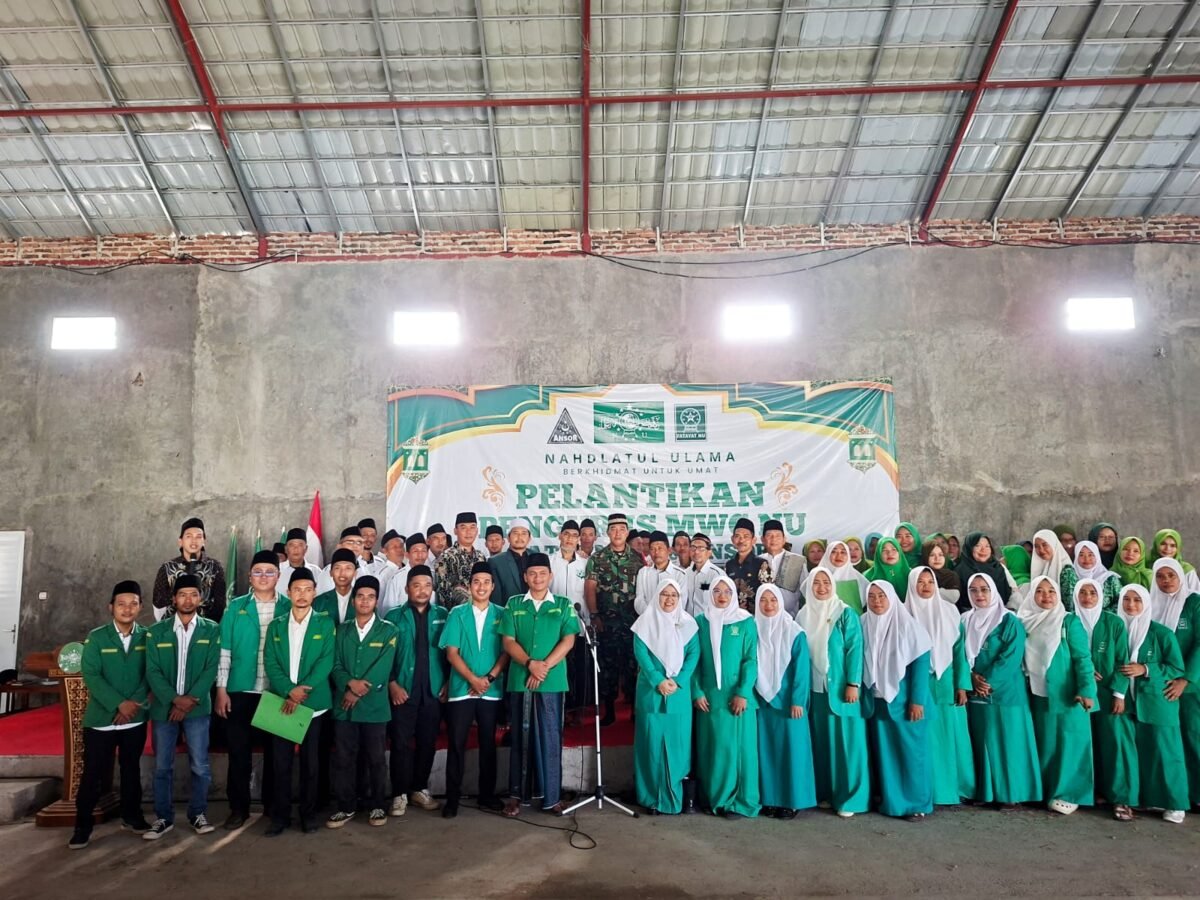 Ketua PW Fatayat NU banten, Noni Menawati Melantik Pengurus PAC Fatayat NU kecamatan Anyer (Doc. Ist/PB)