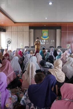 Camat Batuceper menghadiri acara peringatan Maulid Nabi di tingkat kelurahan Poris Jaya.