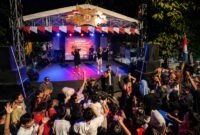 Warga mengikuti malam puncak HUT ke-81 RI di Jalan Prabu Siliwangi, RT 02/RW 17, Kelurahan Uwung Jaya, Kecamatan Cibodas, Kota Tangerang, Minggu (31/8/2026) (foto/Dok. Pribadi)