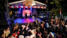 Warga mengikuti malam puncak HUT ke-81 RI di Jalan Prabu Siliwangi, RT 02/RW 17, Kelurahan Uwung Jaya, Kecamatan Cibodas, Kota Tangerang, Minggu (31/8/2026) (foto/Dok. Pribadi)