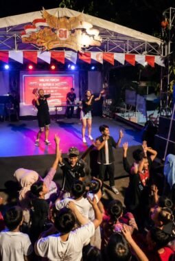Warga Uwung Jaya Gelar Malam Puncak HUT ke-81 RI