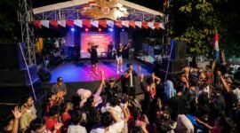 Warga mengikuti malam puncak HUT ke-81 RI di Jalan Prabu Siliwangi, RT 02/RW 17, Kelurahan Uwung Jaya, Kecamatan Cibodas, Kota Tangerang, Minggu (31/8/2026) (foto/Dok. Pribadi)