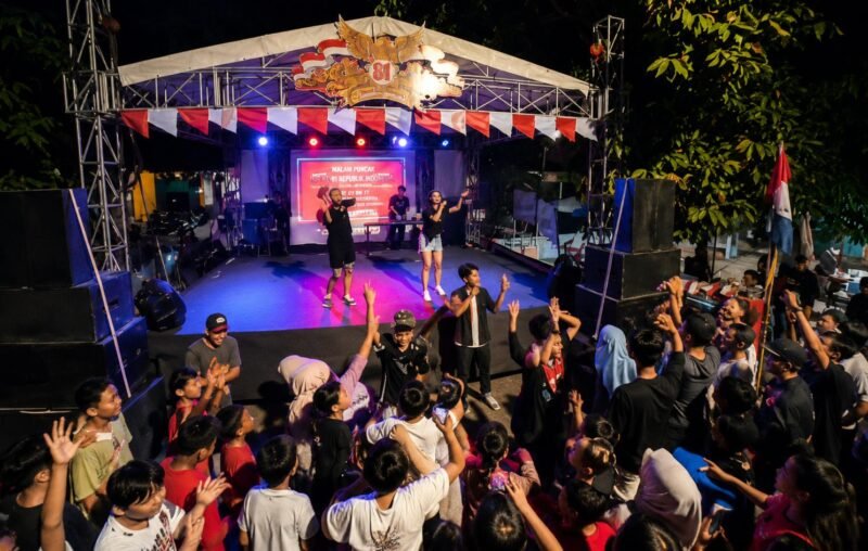 Warga mengikuti malam puncak HUT ke-81 RI di Jalan Prabu Siliwangi, RT 02/RW 17, Kelurahan Uwung Jaya, Kecamatan Cibodas, Kota Tangerang, Minggu (31/8/2026) (foto/Dok. Pribadi)