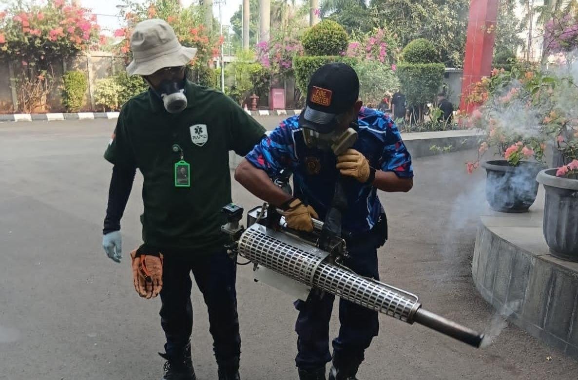 Fogging Graha Yadika, Rapid Indonesia dan Damkar Sisir Sarang Nyamuk (foto/istimewa)
