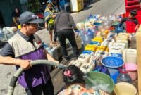 Dampa El Nino, BMM Bagikan Air Bersih Kepada Warga Makassa (Foto: Istimewa)