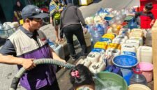 Dampa El Nino, BMM Bagikan Air Bersih Kepada Warga Makassa (Foto: Istimewa)