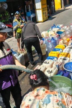 BMM Salurkan Air Bersih Pada Warga, Akibat 5 Bulan Kesulitan Dapatkan Air Bersih Karena Dampak El Nino