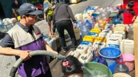 Dampa El Nino, BMM Bagikan Air Bersih Kepada Warga Makassa (Foto: Istimewa)