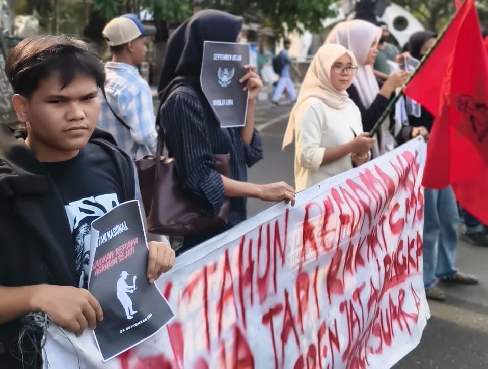 Poros Baru Tangerang menggelar aksi memperingati Hari Tani Nasional dan momentum September Hitam di depan Taman Gajah, Kota Tangerang, Kamis (24/9/2026) (Foto/Pusat-berita.com)