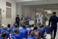 Pemeriksaan di Lapas Cianjur (Foto: istimewa)

Baca artikel detikjabar, "Lapas Cianjur Disisir, Petugas Temukan Benda Terlarang" selengkapnya https://www.detik.com/jabar/hukum-dan-kriminal/d-8677702/lapas-cianjur-disisir-petugas-temukan-benda-terlarang.

Download Apps Detikcom Sekarang https://apps.detik.com/detik/