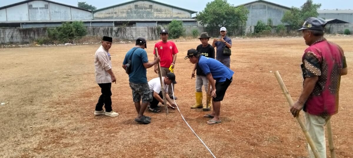 Pemerintah desa mekarjaya sepatan, melakukan pengukuran aset desa berupa tanah bengkok sekaligus pemasangan patok (Doc. Ist/PB)