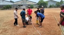 Pemerintah desa mekarjaya sepatan, melakukan pengukuran aset desa berupa tanah bengkok sekaligus pemasangan patok (Doc. Ist/PB)