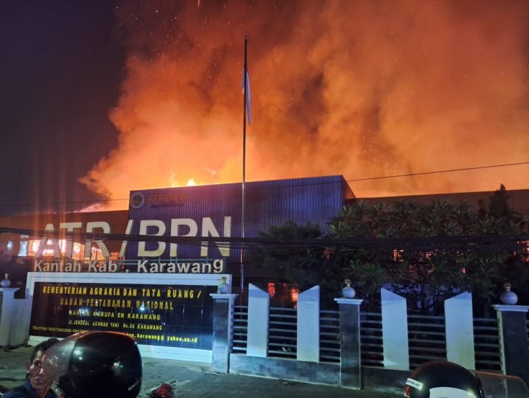 Kantor ATR/BPN Karawang terbakar (foto/ist)