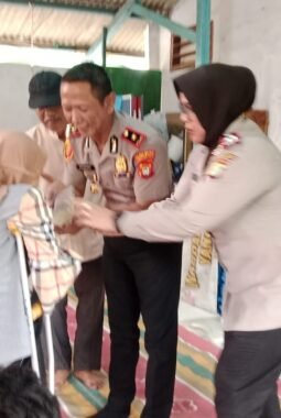 Polsek Karawaci Salurkan Bansos dan Bina Usaha bagi 30 Warga Disabilitas