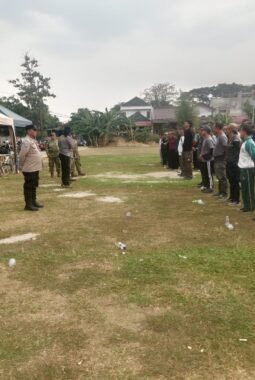 160 Anggota Linmas se-Karawaci Ikuti Pelatihan Baris-Berbaris
