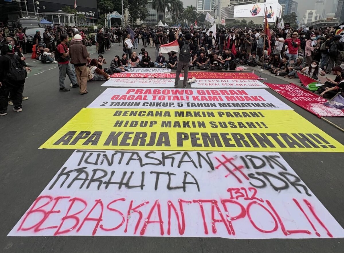 Massa aksi membentangkan spanduk dan menyampaikan tuntutan di Bundaran Hotel Indonesia, Jakarta Pusat, Rabu (28/10/2026) (foto: akun Instagram/@ekaannsh.id)