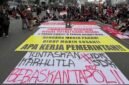 Massa aksi membentangkan spanduk dan menyampaikan tuntutan di Bundaran Hotel Indonesia, Jakarta Pusat, Rabu (28/10/2026) (foto: akun Instagram/@ekaannsh.id)