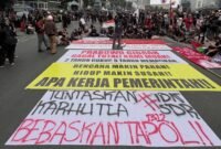 Massa aksi membentangkan spanduk dan menyampaikan tuntutan di Bundaran Hotel Indonesia, Jakarta Pusat, Rabu (28/10/2026) (foto: akun Instagram/@ekaannsh.id)