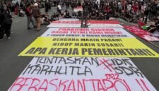 Massa aksi membentangkan spanduk dan menyampaikan tuntutan di Bundaran Hotel Indonesia, Jakarta Pusat, Rabu (28/10/2026) (foto: akun Instagram/@ekaannsh.id)