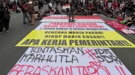 Massa aksi membentangkan spanduk dan menyampaikan tuntutan di Bundaran Hotel Indonesia, Jakarta Pusat, Rabu (28/10/2026) (foto: akun Instagram/@ekaannsh.id)