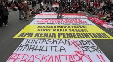 Massa aksi membentangkan spanduk dan menyampaikan tuntutan di Bundaran Hotel Indonesia, Jakarta Pusat, Rabu (28/10/2026) (foto: akun Instagram/@ekaannsh.id)