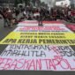 Massa aksi membentangkan spanduk dan menyampaikan tuntutan di Bundaran Hotel Indonesia, Jakarta Pusat, Rabu (28/10/2026) (foto: akun Instagram/@ekaannsh.id)