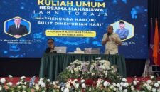 Sekjend PIKI, Benyamin Patondok Sedang Mengisi Kuliah Umum di IAKN Toraja (Foto: Istimewa)