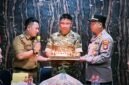 Camat kelapa dua beserta kapolsek memberikan kejutan kepada danramil 02 curug dalam momen hut TNI (Doc.ist/pb)