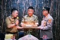 Camat kelapa dua beserta kapolsek memberikan kejutan kepada danramil 02 curug dalam momen hut TNI (Doc.ist/pb)