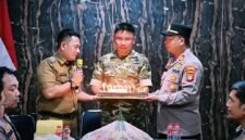 Camat kelapa dua beserta kapolsek memberikan kejutan kepada danramil 02 curug dalam momen hut TNI (Doc.ist/pb)