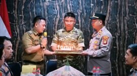 Camat kelapa dua beserta kapolsek memberikan kejutan kepada danramil 02 curug dalam momen hut TNI (Doc.ist/pb)