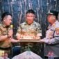 Camat kelapa dua beserta kapolsek memberikan kejutan kepada danramil 02 curug dalam momen hut TNI (Doc.ist/pb)
