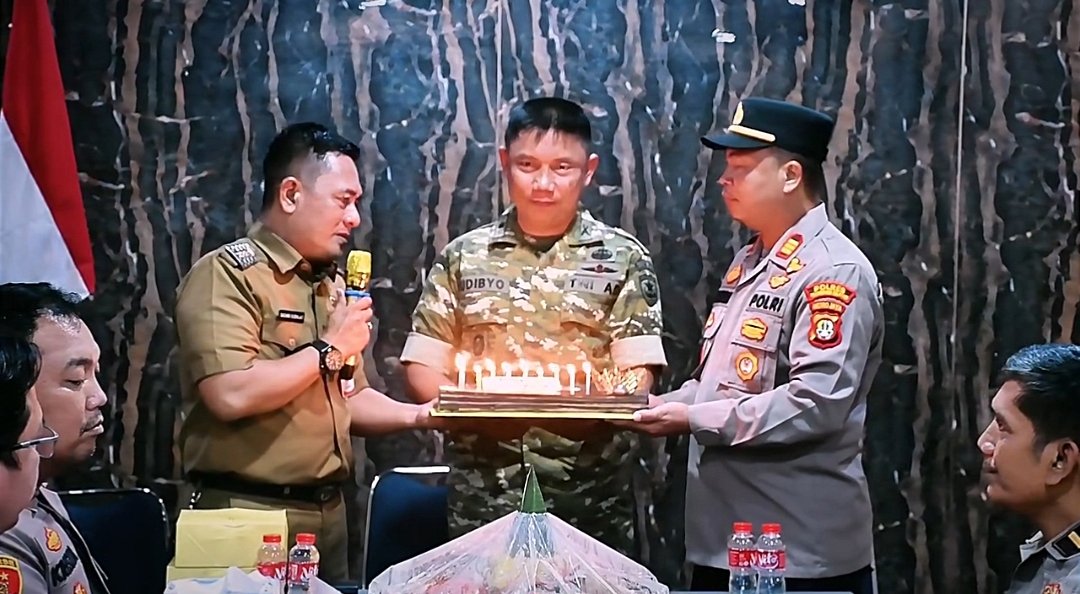 Camat kelapa dua beserta kapolsek memberikan kejutan kepada danramil 02 curug dalam momen hut TNI (Doc.ist/pb)