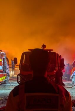 Gudang Terbakar, Rapid Response Indonesia dan 14 Unit Damkar Diterjunkan