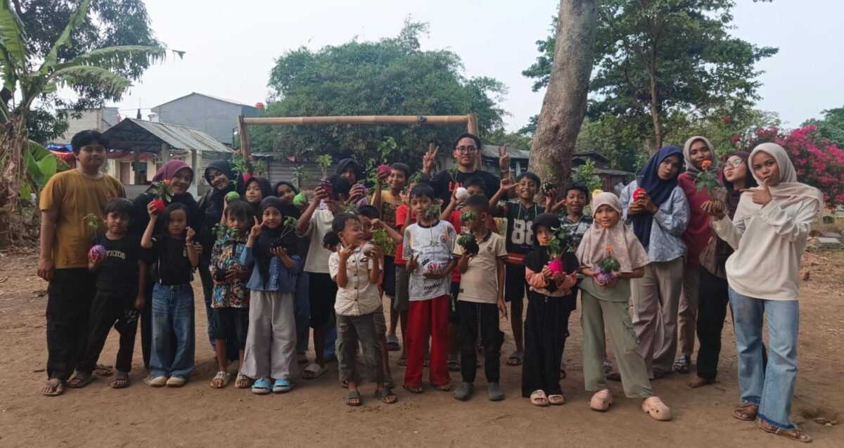 Pelatihan kokedama melibatkan anak-anak yang belajar membuat media tanam berbentuk bola dan merawat tanaman (foto: ist)
